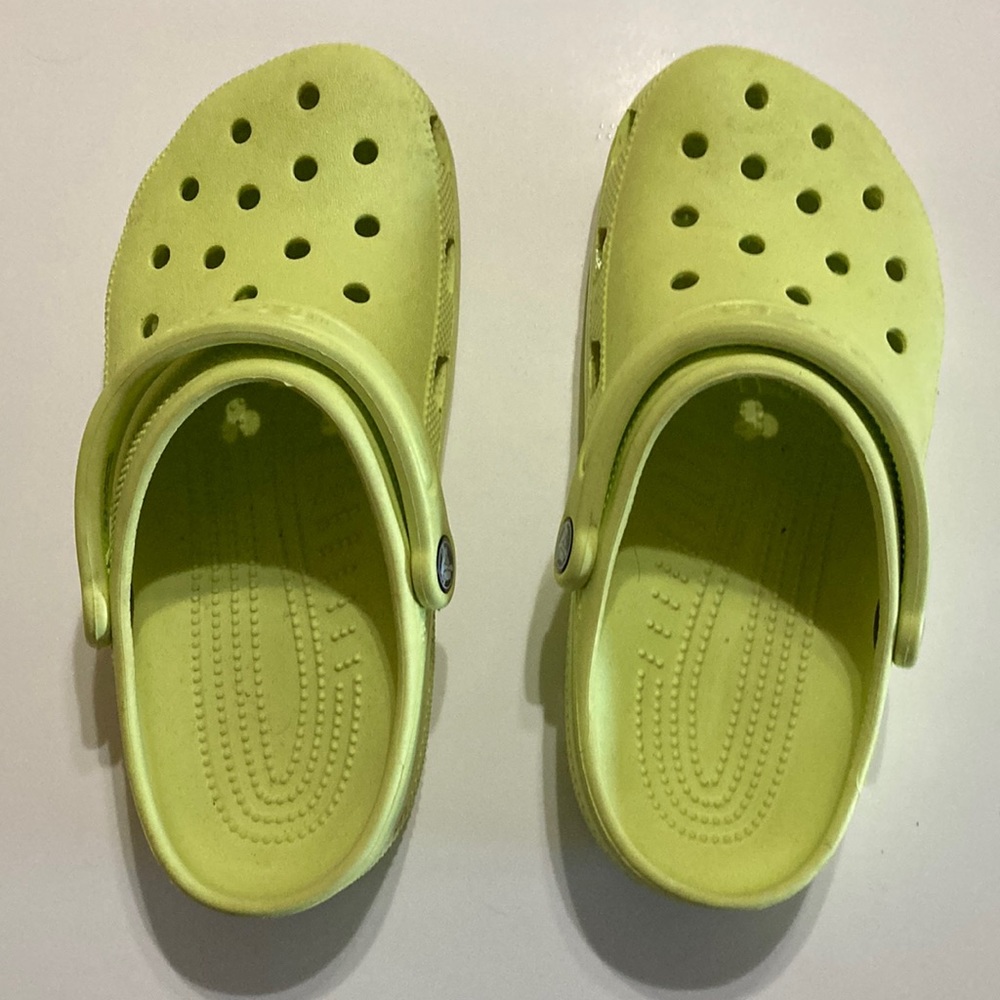 Crocs Lime Women’s 8, Men’s 6 - very good condition